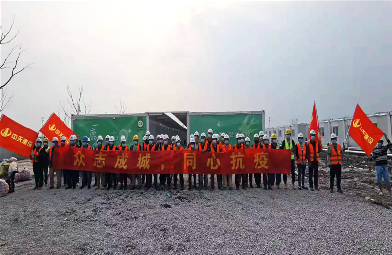 4月5日－18日，快盈VIII三建奉贤龙湖天街、朝阳广场等5个项目先后集结203名施工人员参与了4个方舱医院的建设、改造工程。